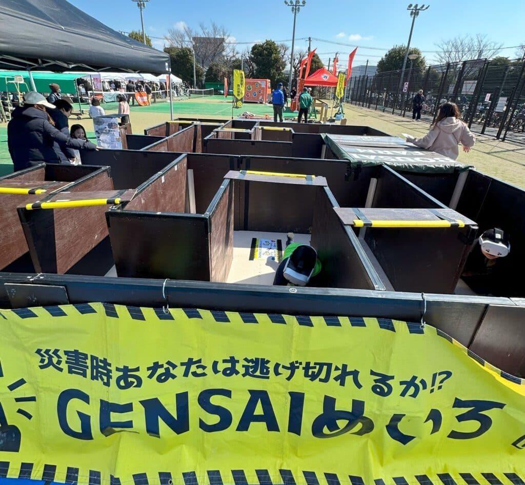 防災減災　VRゴーグルをつけてXRを体験する子供たち　GENSAI迷路