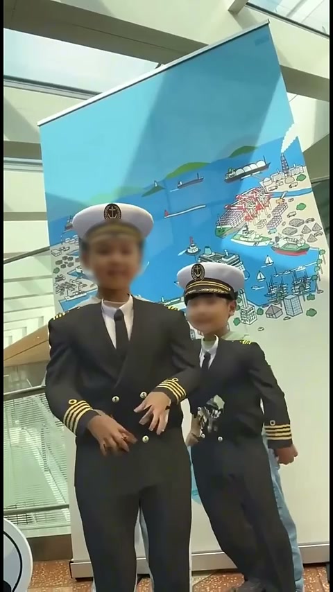体認識型AR 羽田空港パネル展 船員服試着AR|WebAR制作事例